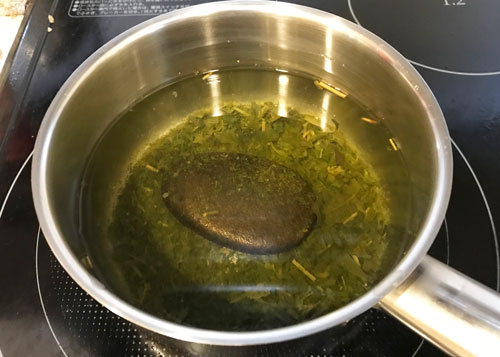 茶殻と一緒に煮る鉄玉子